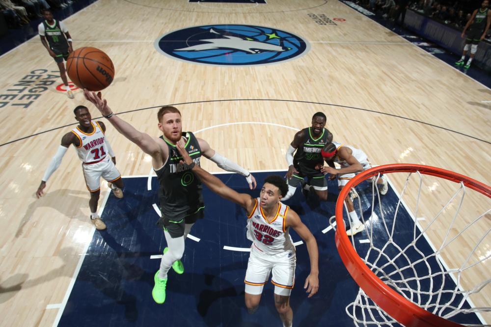 他在更衣室 他在更衣室